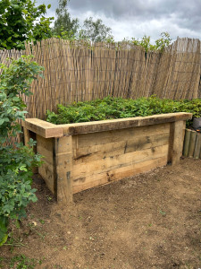 Photo de galerie - Réalisation d’un mur de soutènement en travers de chêne 