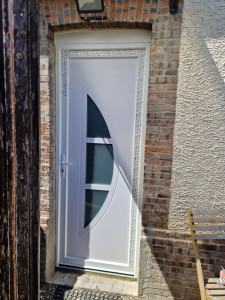 Photo de galerie - Pose d'une porte d'entrée sur-mesure. 