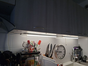 Photo de galerie - Pose de réglettes à leds sur meubles haut de cuisine 