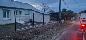 Photo de galerie - Pose de clôtures rigide avec plaques de soubassement et réalisation seuil pour portail coulissant 