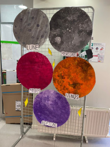 Photo de galerie - Création des planètes du système solaire avec les enfants : peinture et découverte ludique de l’espace.