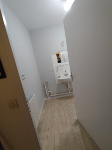Photo de galerie - Pose de papier peint, peinture plafond, peinture porte et plinthe en bois