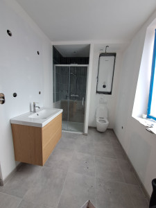 Photo de galerie - Posé des éléments sanitaires en partenariat avec le plaquiste et le carreleur.