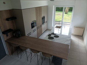 Photo de galerie - Aménagement total (élec, isolation, placo, enduit, peinture) et pose d'une cuisine