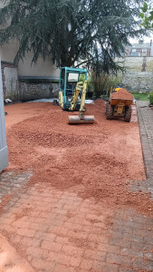 Photo de galerie - Création d'un parking de 160m2
décaissement et préparation dufond de forme en vignats 0/31,5 