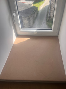 Photo de galerie - Une petite tablette posée pour la fenêtre