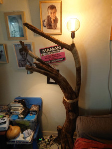 Photo de galerie - Création d'une lampe en bois flotté 
