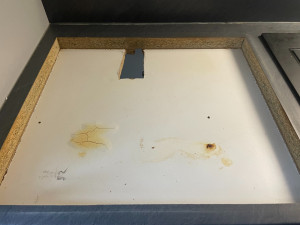 Photo de galerie - Plaque en bois a découper pour que la nouvelle plaque rentre 