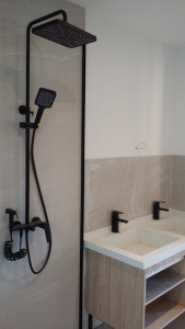 Photo de galerie - Salle de bain douche italienne, lavabo double vasque