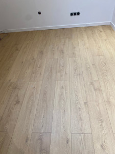 Photo de galerie - Pose parquet , peinture et plinthe
donc c est une comble aménageable que j ai réalisé des travaux moi meme