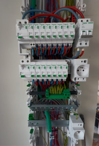 Photo de galerie - Pose d’un tableau électrique Schneider gamme XE