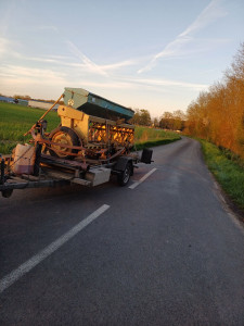 Photo de galerie - Transport d'un ancien semoir de 3m.