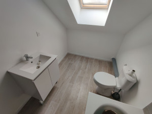 Photo de galerie - (Avant) Installation et agencement d'une salle de bain sur mesure.