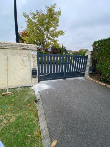 Photo de galerie - Pose portail en Alu/Ral 7016+ motorisation DEA