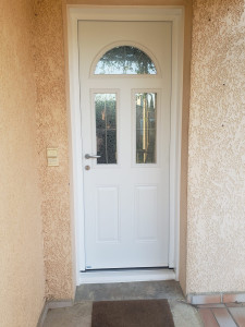 Photo de galerie - Dépose et repose d'une porte d'entrée en Alu.