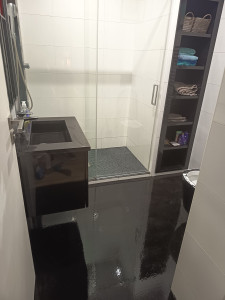 Photo de galerie - Salle de bain impeccable, sol brillant et surfaces parfaitement nettoyées.

