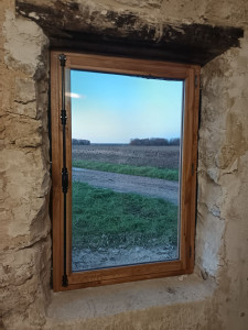 Photo de galerie - Pose de menuiserie en grand volume.