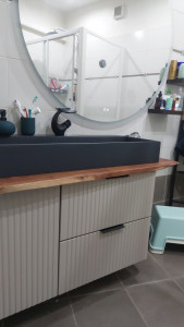 Photo de galerie - Pose d'un miroir, d'une vasque avec robinet( raccord en eau ), d'un plan de travail et d'un meuble sous vasque.