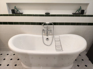 Photo de galerie - Pose d'une baignoire îlot avec installation d'un mitigeur encastré 