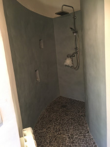Photo de galerie - Création d’en espace douche en béton ciré 