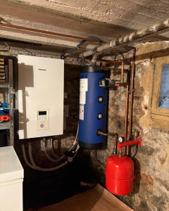 Photo de galerie - Installation d’une pompe à chaleur air eau dans le 77 avec vase d’expansion et ballon tampon 