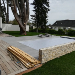 Photo de galerie - Réalisation du mur en pierre parement + terrasse piscine 