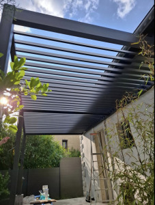 Photo de galerie - Installation d’une pergola bioclimatique sur mesure.