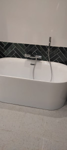 Photo de galerie - Rénovation complète de salle de bain avec pose d une baignoire îlot 