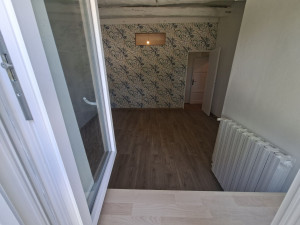 Photo de galerie - Pose de parquet ,plus plinthes .(ouverture dans la cloison pour pose de fenêtre ) 