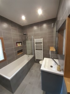 Photo de galerie - Rénovation complète de la salle de bain. 
Plomberie 
Plafond 
Dalle 
Carrelage
Appareillage 
