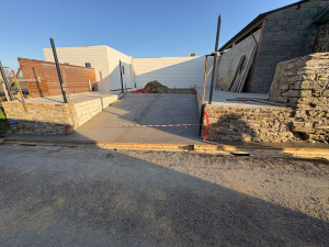 Photo de galerie - Dalle en béton et mur en pierre 