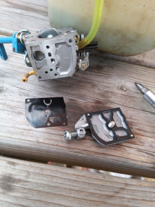 Photo de galerie - Entretien et réparation de matériel et d'outil thermique comme les débroussailleuse, tronçonneuse, tracteur tondeuse,... recherche de panne, connaissance des moteur 2T et des réglages de carburateur, problème électrique et d'allumage,...