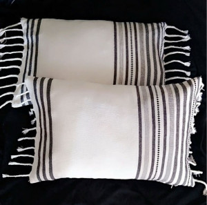Photo de galerie - Confection de coussins sur mesure Création et réalisation de coussins décoratifs selon vos envies : choix du tissu, dimensions personnalisées, housses déhoussables et finitions soignées. Idéal pour canapé, fauteuil, chambre ou décoration intérieure.