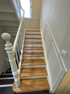 Photo de galerie - Ponçage, peinture et vitrificateur escalier 