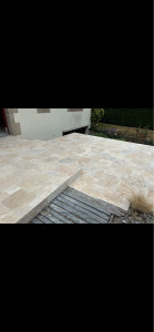 Photo de galerie - Pose d’un magnifique travertin Opus Romain sur terrasse extérieur 