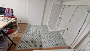 Photo de galerie - Enlèvement du sol existant, réalisation d'un ragréage, de reprises d'enduits sur les murs et le plafond et pose de carrelage 
