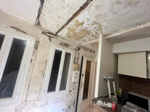 Photo de galerie - Grattage des murs et des plafonds avant application du enduit général  et de la peinture