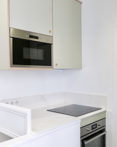 Photo de galerie - Installation d’une cuisine Ikea : pose des meubles et de l’électroménager encastré, plan de travail et crédence assortis.