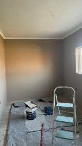 Photo de galerie - Rénovation d’une chambre : préparation, protection, peinture des murs avec finitions soignées. Travail propre et sérieux. Disponible pour tous vos travaux de peinture intérieure. Devis gratuit.