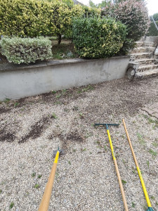 Photo de galerie - ? Désherbage manuel des mauvaises herbes, pour les cours gravillonnées.