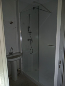Photo de galerie - Pose du lavabo sur colonne et cabine de douche complète avec plaque pvc.