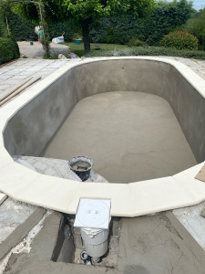 Photo de galerie - Réalisation d’une piscine en béton, pose de margelle et réalisation de quelque marche sur mesure à l’intérieur de la piscine 