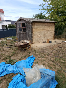 Photo de galerie - Cabane à rénover, ponçage fait d'un côté (  avant )