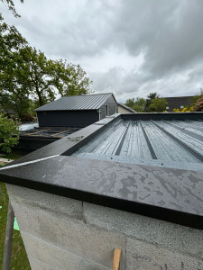 Photo de galerie - Réalisation d’un cabanon en bac acier avec couverture en zinc anthracite
