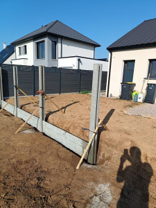 Photo de galerie - Pose clôture béton. 
