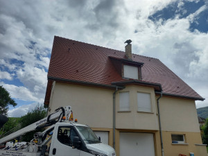 Photo de galerie - N'hésitez pas pour tout devis réparation. vérification nettoyage anti-mousse plus hydrofuge nettoyage de gouttière pose de chapeau de cheminée une nacelle à votre service, sceller vos faîtage, n'hésitez pas