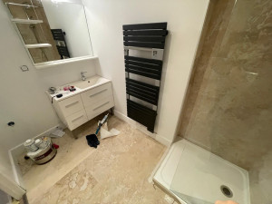 Photo de galerie - Réaménagement d’une salle de bain, pose d’un bac douche d’un sèche serviette et d’un meuble vasque, remise en peinture complète avec doublage. 