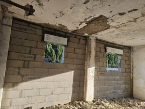 Photo de galerie - Monter les murs laisser deux petites fenêtres