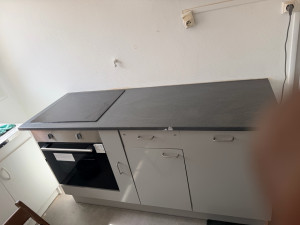 Photo de galerie - Cuisine complète monter , fixation et branchement de la cuisinière Electrique et le four et découpe et fixation de plan de travail 