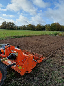 Photo de galerie - Micro tracteur équipé d'un enfouisseur de pierre pour tous type de terrain.